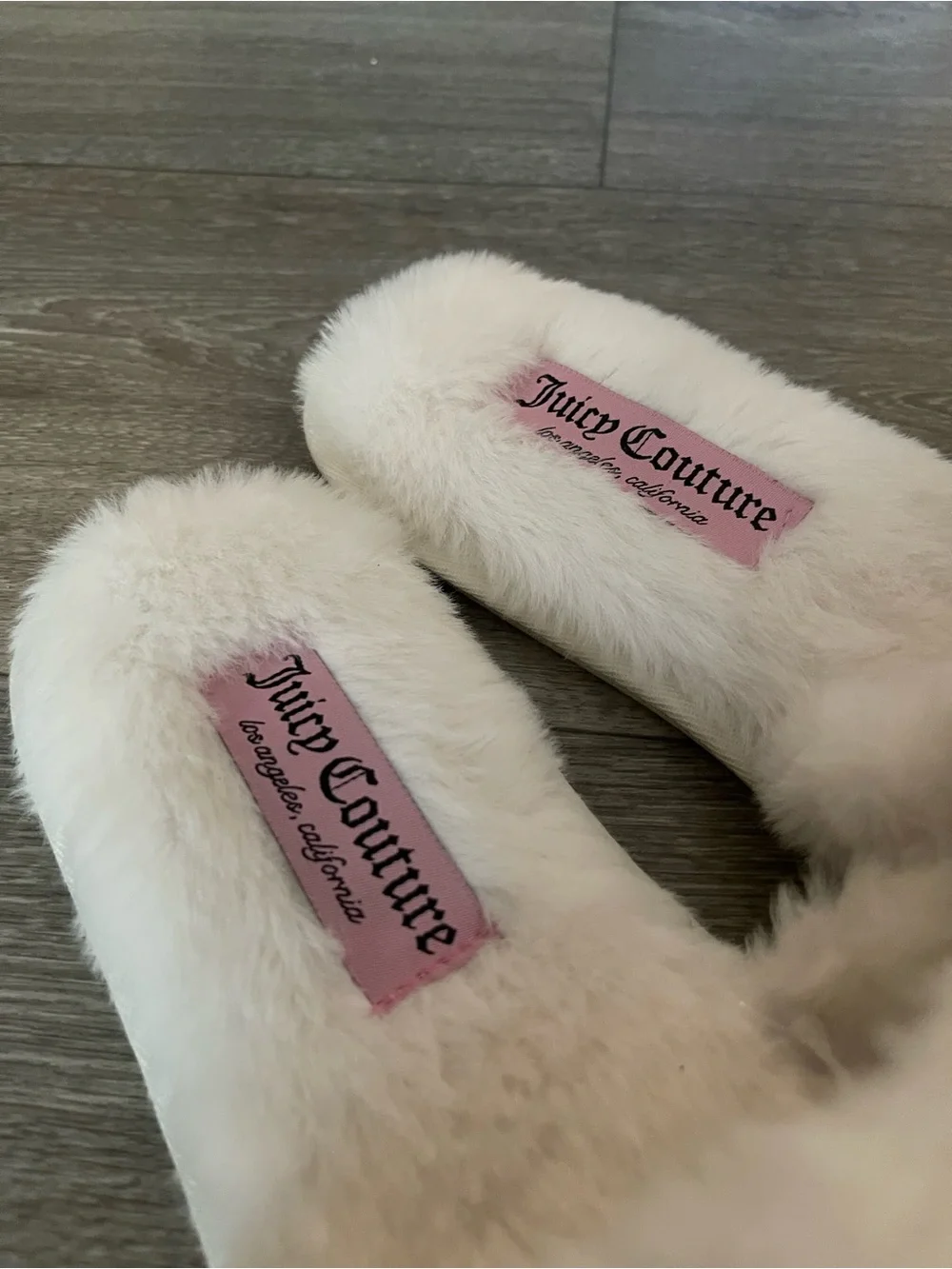 Juicy Couture Cream Faux Fur Slippers with Pink Logo Patch - Picture 3 of 4